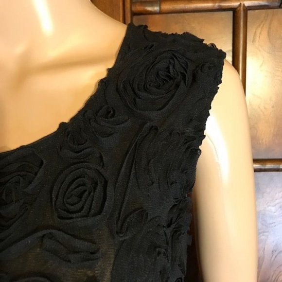 Chiffon 3D Rosette Scoop Neck Sleeveless Top - Picture 7 of 11